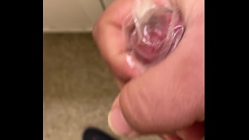 Masturbándome con un condon