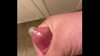 Masturbándome con un condon