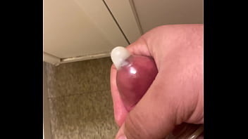 Masturbándome con un condon