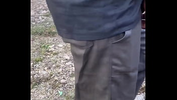 Observando Homen Trabalhando Na Obra Sozinho Chega Nele E Pergunta Se Ele Curte Uma Mamada No Sigilo thumbnail
