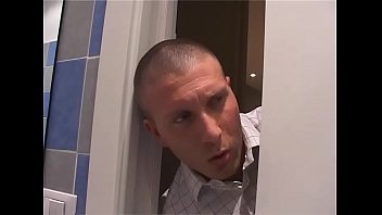 Milf voglioso si fa sfondare il buco del culo