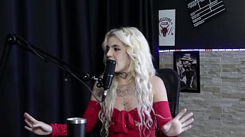 A gostosa da kyra sex mostrando como se faz um prolapso anal toda safada exibindo sua buceta peitos e cu com a bia hot watch sheer red