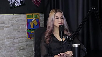 A gostosa da kyra sex mostrando como se faz um prolapso anal toda safada exibindo sua buceta peitos e cu com a bia hot watch sheer red