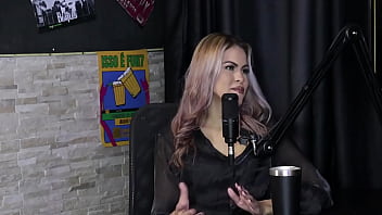 A gostosa da kyra sex mostrando como se faz um prolapso anal toda safada exibindo sua buceta peitos e cu com a bia hot watch sheer red