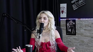 A gostosa da kyra sex mostrando como se faz um prolapso anal toda safada exibindo sua buceta peitos e cu com a bia hot watch sheer red