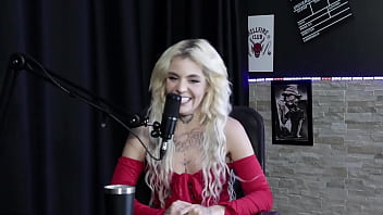 A gostosa da kyra sex mostrando como se faz um prolapso anal toda safada exibindo sua buceta peitos e cu com a bia hot watch sheer red