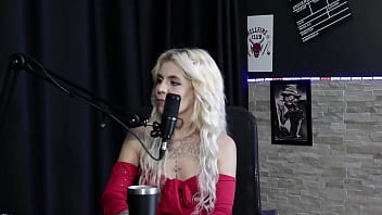 A gostosa da kyra sex mostrando como se faz um prolapso anal toda safada exibindo sua buceta peitos e cu com a bia hot watch sheer red