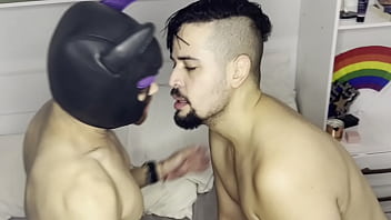 Ele chupou o meu cu deixou bem molhadão e botou o pau grossão sacudão no meu buraco