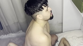 Ele chupou o meu cu deixou bem molhadão e botou o pau grossão sacudão no meu buraco