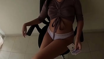 Le propongo un juego cachondo a mi cuñada de 18 años y acaba con mi verga destrozando su coño