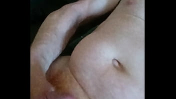 Domácí hoňka amatérského zrzka rád si protahuje svoje malé zrzavé péro Domácí hoňka amatérského zrzka rád si protahuje svoje malé zrzavé péro