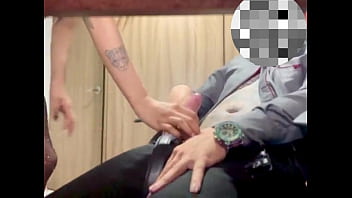 Le pido un ascenso ami jefe y me pone a mamarlo