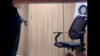 Le pido un ascenso ami jefe y me pone a mamarlo