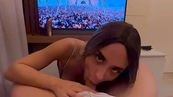 Minha vizinha magrinha veio chupar meu pau ate sair leite