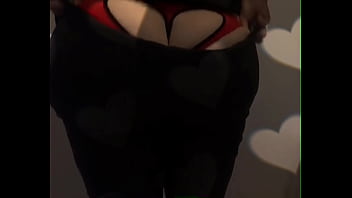 Besoin d'un coup de main pour rentrer tout ce cul dans mes pantalons