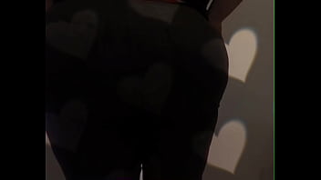 Besoin d'un coup de main pour rentrer tout ce cul dans mes pantalons