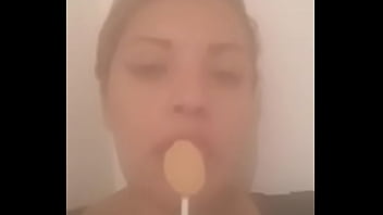 Me dice que asime la chupara