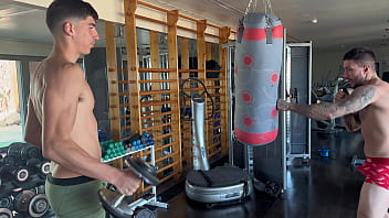 Trío en el gimansio fue imposible hacer deporte con tremendo culo al lado