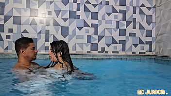 Intervalo de gravação com a colombiana antonella fudendo na piscina