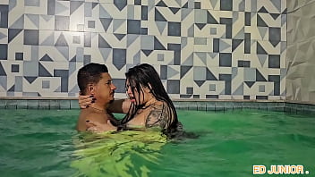 Intervalo de gravação com a colombiana antonella fudendo na piscina