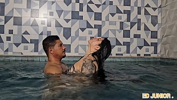 Intervalo de gravação com a colombiana antonella fudendo na piscina