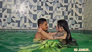 Intervalo de gravação com a colombiana antonella fudendo na piscina
