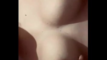 Tocandose las tetas mas que antes