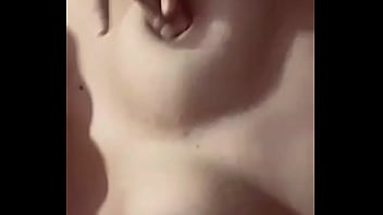 Tocandose las tetas mas que antes