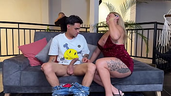 Rubia milf de tetas grandes es follada duro en doggy por una enorme verga madrastra cachonda follada duro