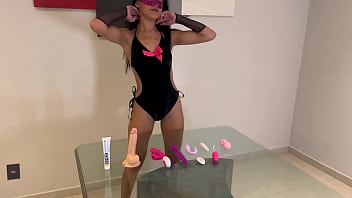 Novinha se masturbando com seus brinquedos novos