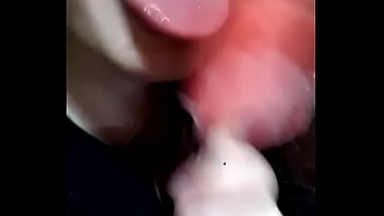 Putita chupando un helado