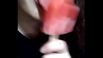 Putita chupando un helado