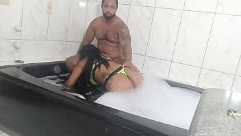 Na idromassagem sentei ate relaxa