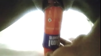 Insertando bote grande en big pussy