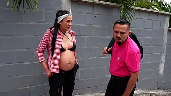 Fui seducido por una gánster y la hice tragar mi leche a cambio de información