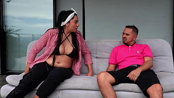 Fui seducido por una gánster y la hice tragar mi leche a cambio de información