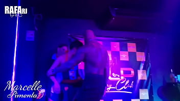 Show de sexo ao vivo no palco de boate de swing só com casadas