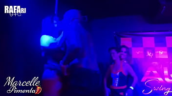 Show de sexo ao vivo no palco de boate de swing só com casadas