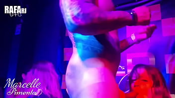 Show De Sexo Ao Vivo No Palco De Boate De Swing Só Com Casadas thumbnail