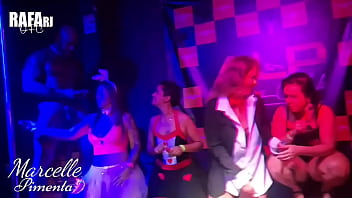 Show de sexo ao vivo no palco de boate de swing só com casadas