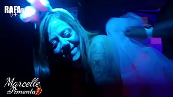 Show de sexo ao vivo no palco de boate de swing só com casadas