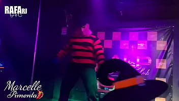 Show de sexo ao vivo no palco de boate de swing só com casadas