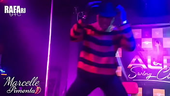 Show de sexo ao vivo no palco de boate de swing só com casadas