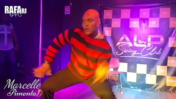 Show de sexo ao vivo no palco de boate de swing só com casadas