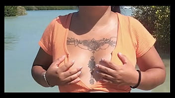 En público enseñando mis pechos