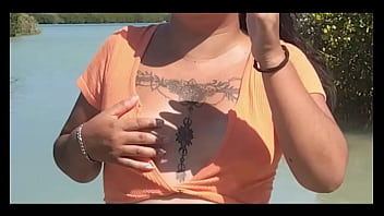 En público enseñando mis pechos