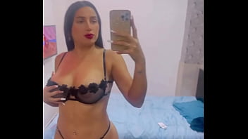 Bailando y tocandome en el espejo