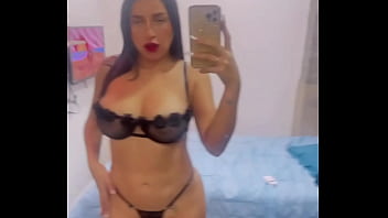 Bailando y tocandome en el espejo