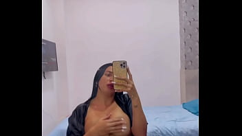 Bailando y tocandome en el espejo