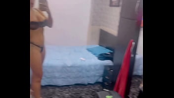 Bailando y tocandome en el espejo